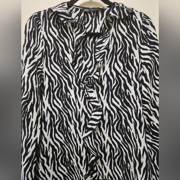 ZARA Size Small Black and White Animal Print Top - Picture 4 of 9
